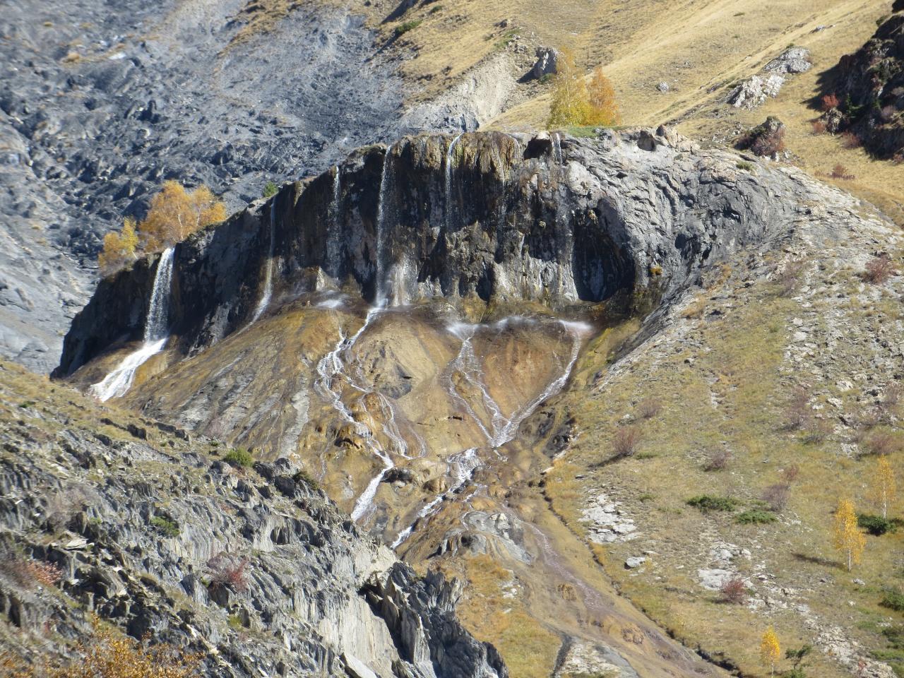 Fontaine pétrifiée au dessus du refuge des Clôts